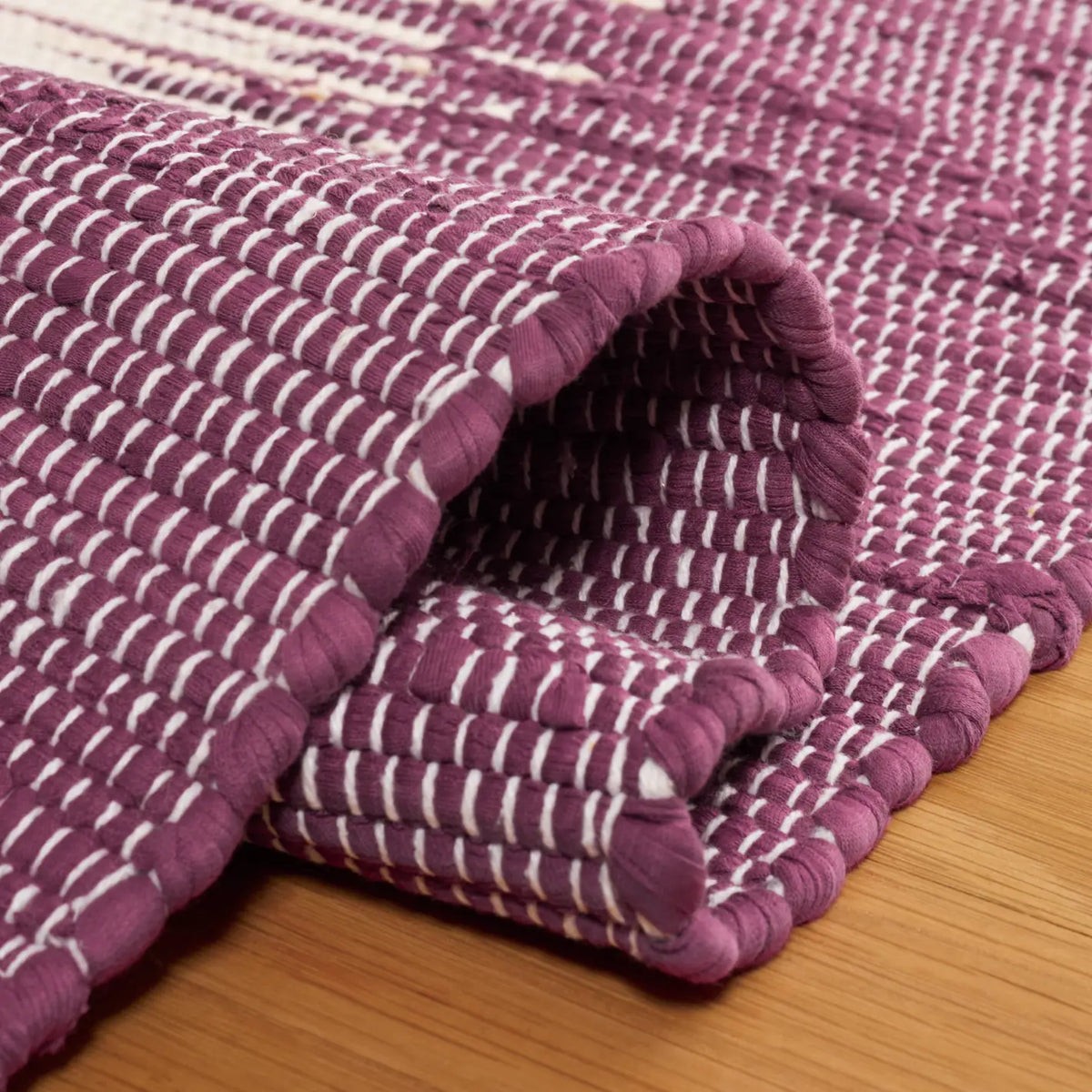 Safavieh Montauk 4'-0" x 6'-0" Rug in Purple