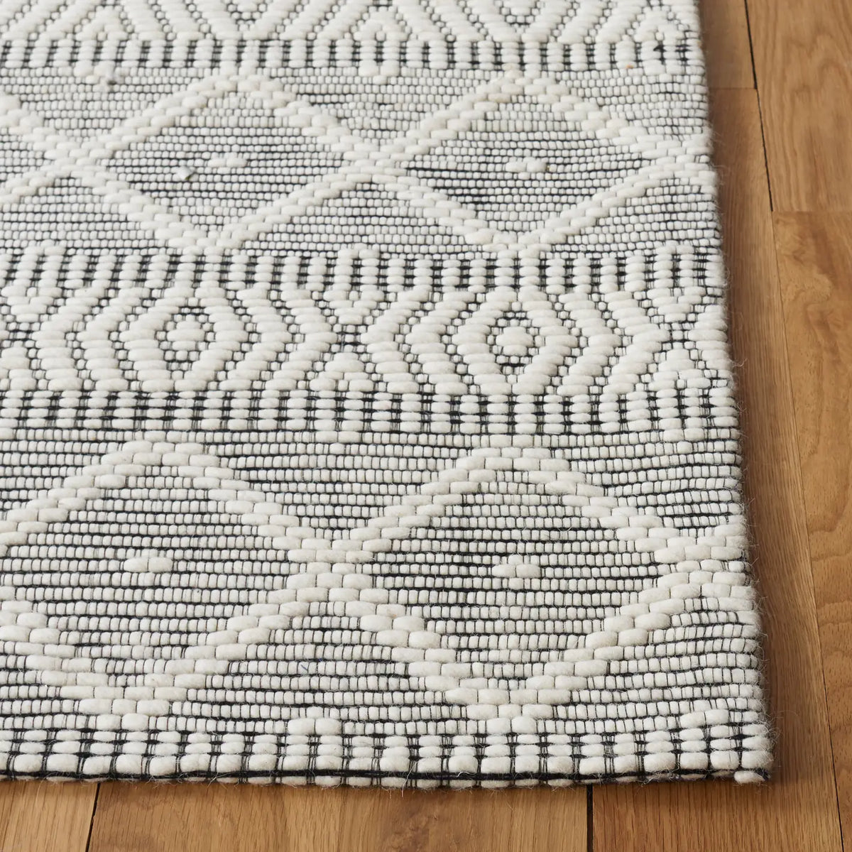 Safavieh Marbella 4'-0" x 6'-0" Rug in Ivory / Black