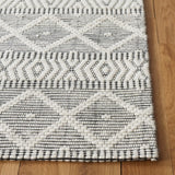 Safavieh Marbella 4'-0" x 6'-0" Rug in Ivory / Black