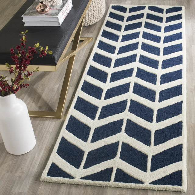 Safavieh Cambridge 2'-6" x 8'-0" Rug in Navy / Ivory