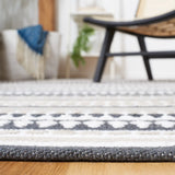 Safavieh Montauk 4'-0" x 6'-0" Rug in Grey / Ivory
