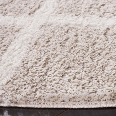 Safavieh Tahoe Shag 6'-7" x 6'-7" Rug in Silver / White