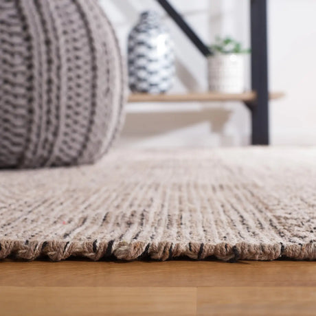 Safavieh Montauk 5'-0" x 8'-0" Rug in Ivory / Steel Grey