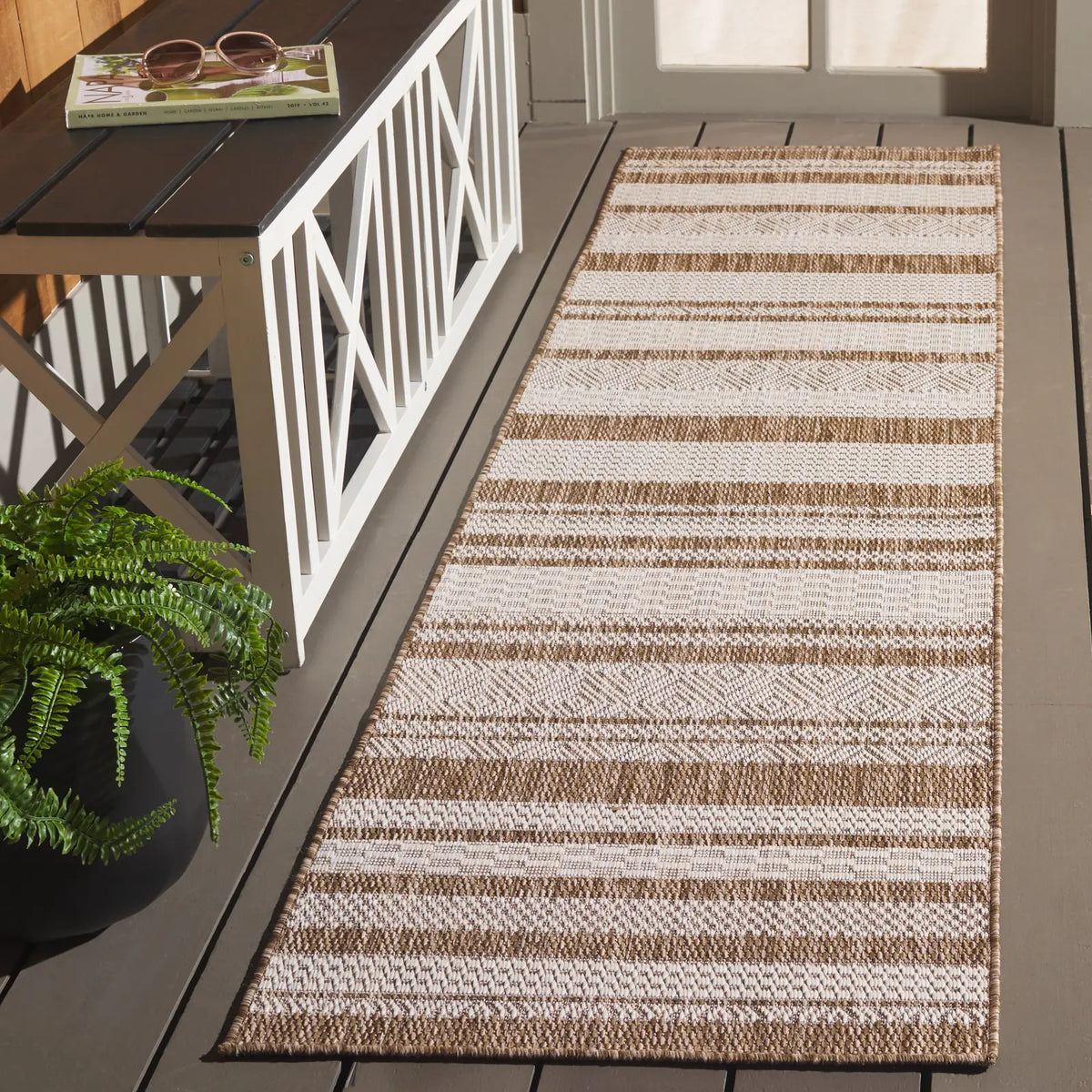 Safavieh Beach House 2'-0" x 8'-0" Rug in Navy / Ivory
