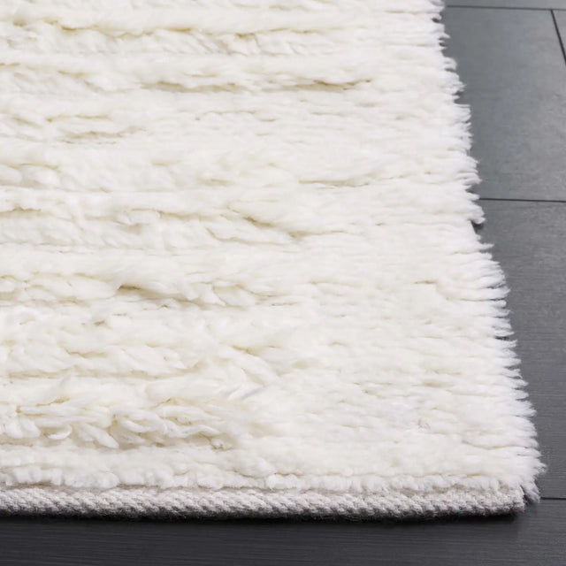 Safavieh Casablanca 4'-0" x 6'-0" Rug in Ivory