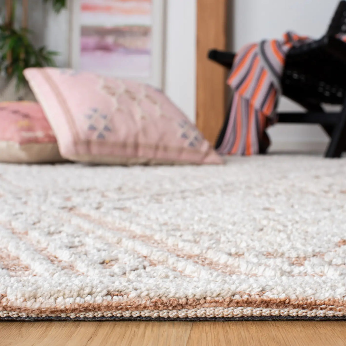 Safavieh Roslyn 4'-0" x 6'-0" Rug in Rust / Beige