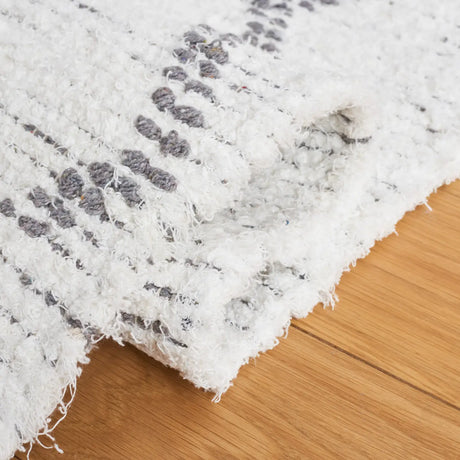 Safavieh Casablanca 4'-0" x 6'-0" Rug in Ivory / Grey
