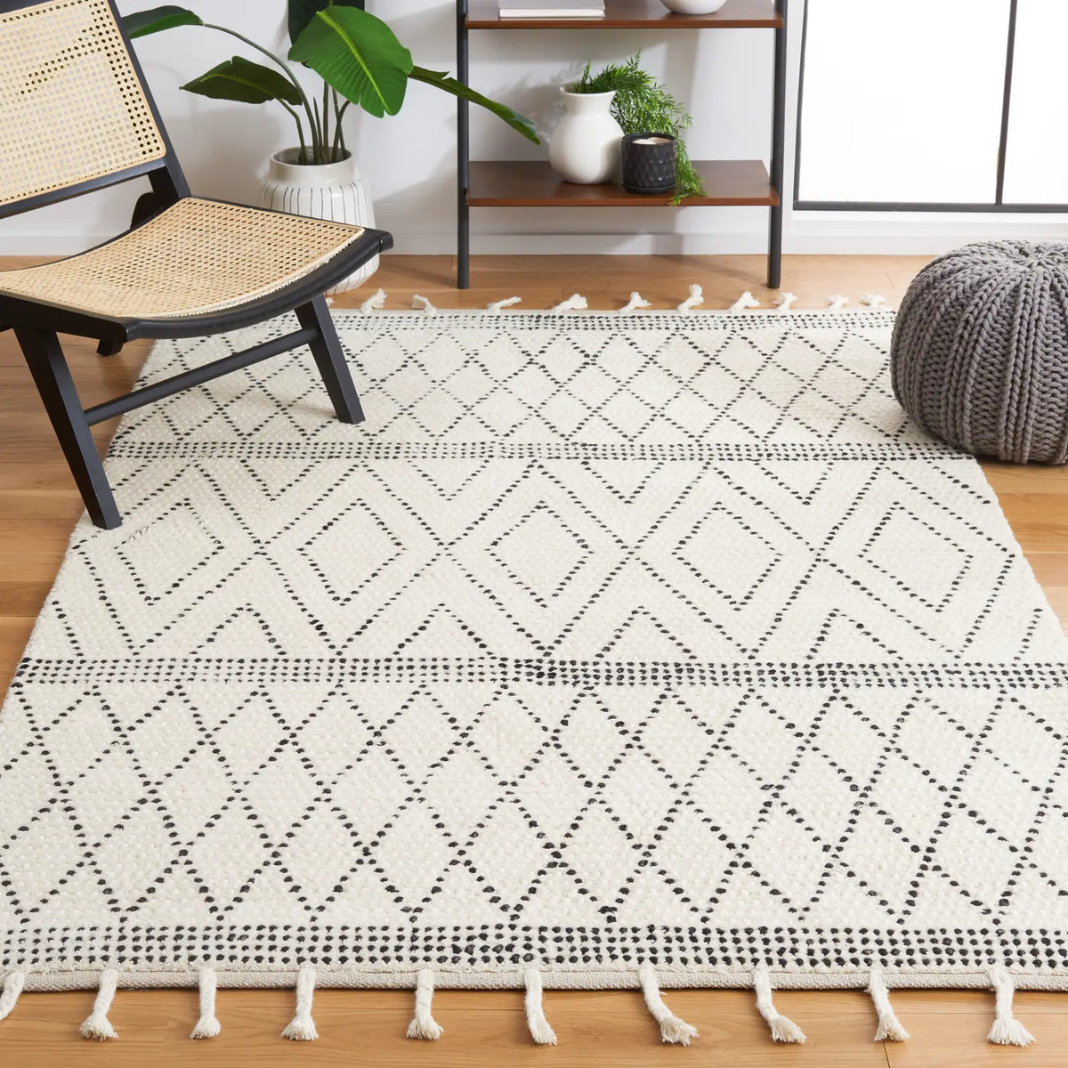 Safavieh Casablanca 4'-0" x 6'-0" Rug in Ivory / Black