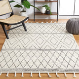Safavieh Casablanca 4'-0" x 6'-0" Rug in Ivory / Black
