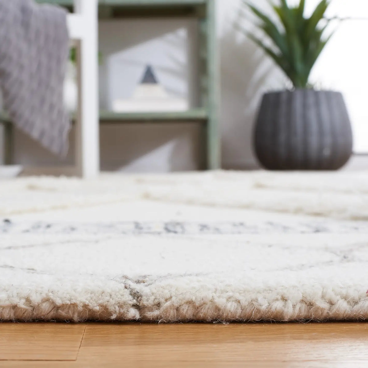 Safavieh Casablanca 4'-0" x 6'-0" Rug in Ivory / Black