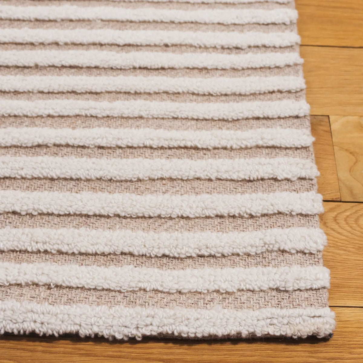 Safavieh Southampton 4'-0" x 6'-0" Rug in Ivory / Beige