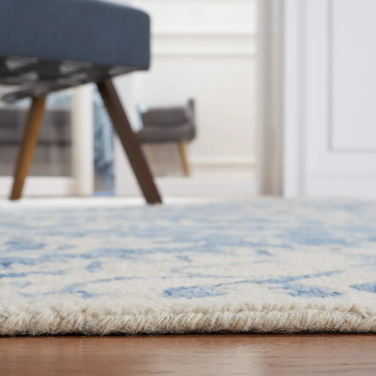Safavieh Metro 4'-0" x 6'-0" Rug in Blue / Ivory