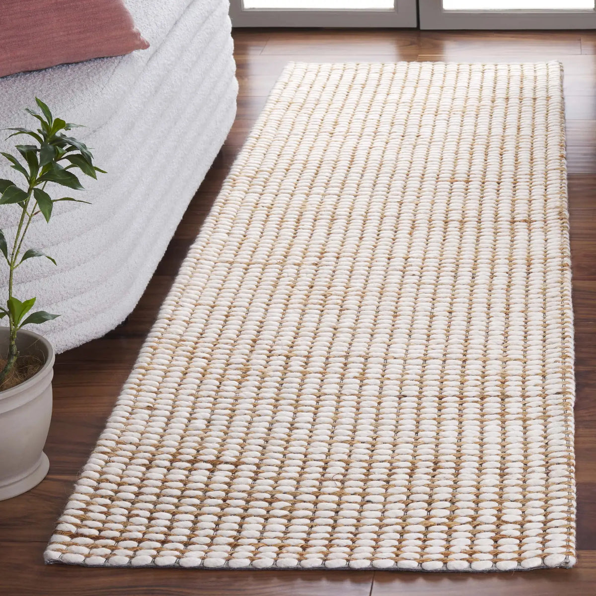 Safavieh Marbella 2'-6" x 8'-0" Rug in Brown / Natural
