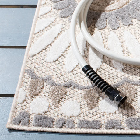 Safavieh Cabana 4'-5" x 6'-5" Rug in Grey / Ivory