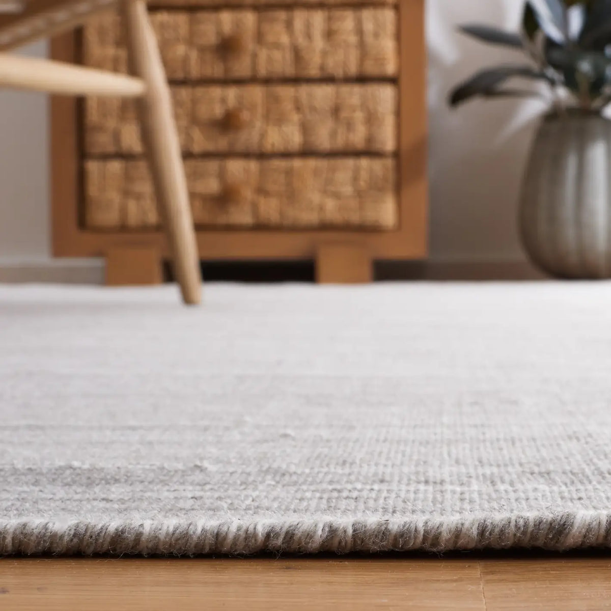 Safavieh Kilim 4'-0" x 6'-0" Rug in Silver