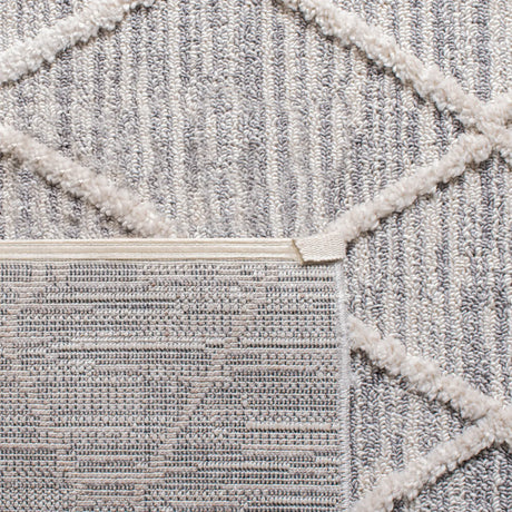 Safavieh Martha Stewart Berber Shag 5'-3" x 7'-6" Rug in Ivory / Grey