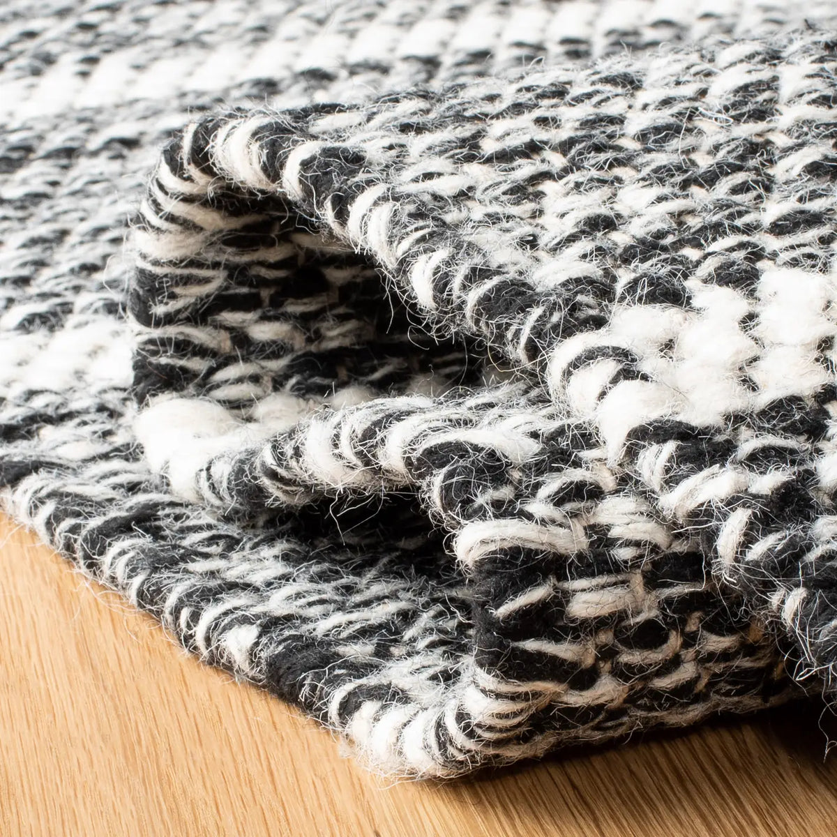 Safavieh Vermont 4'-0" x 6'-0" Rug in Black / Ivory