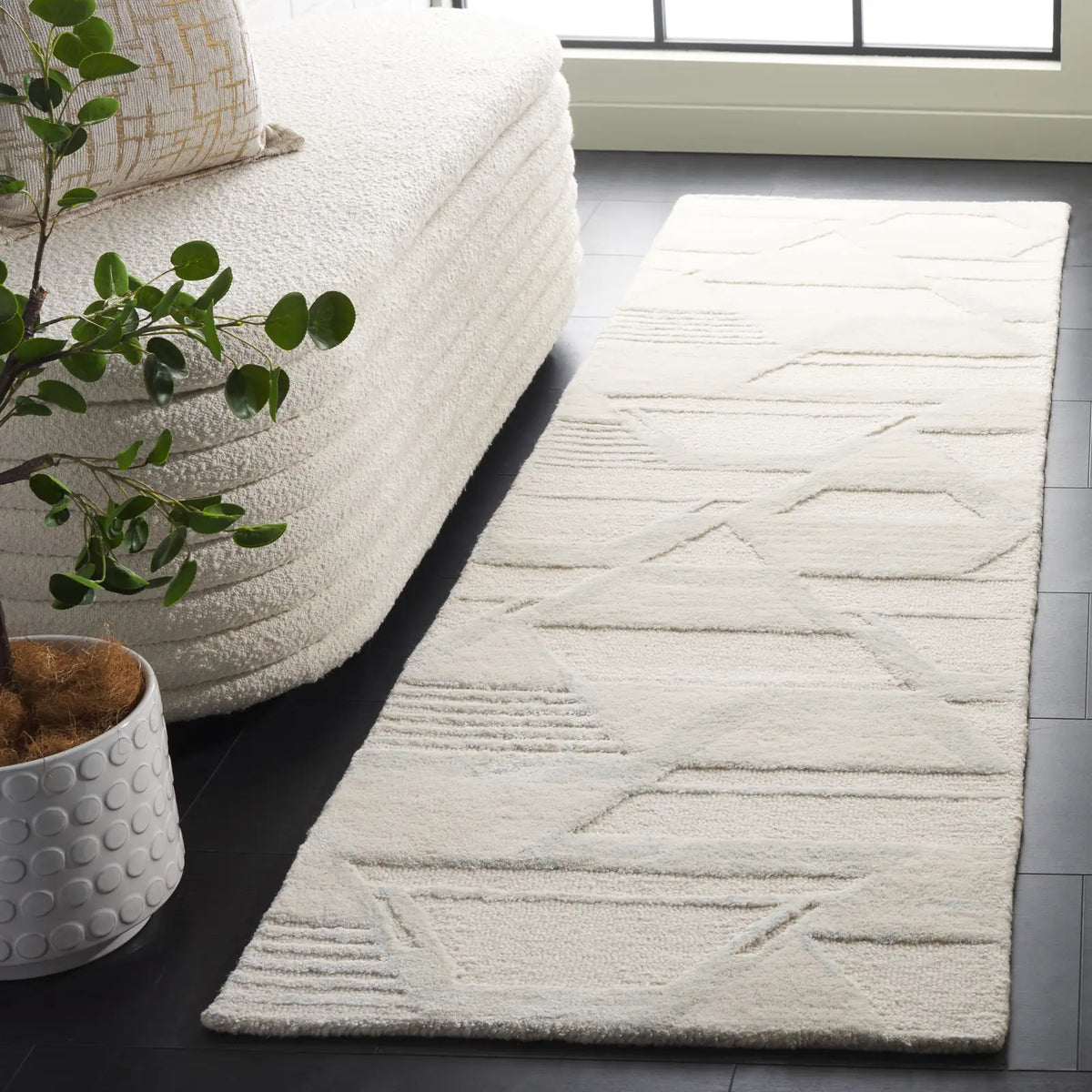 Safavieh Mykonos 2'-3" x 8'-0" Rug in Ivory / Blue