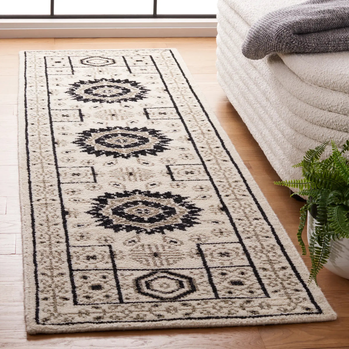 Safavieh Kenya 2'-3" x 8'-0" Rug in Ivory / Grey