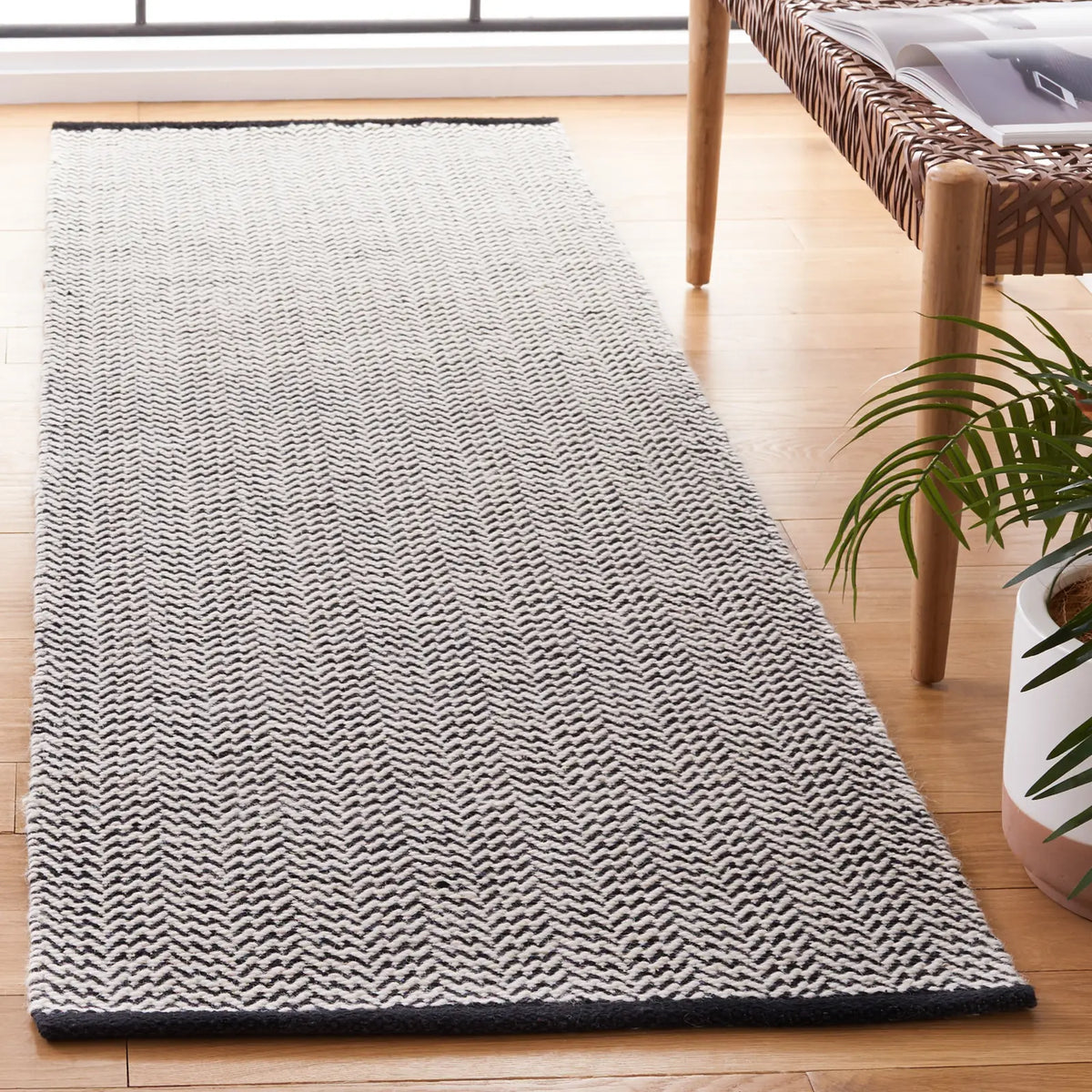 Safavieh Vermont 2'-3" x 8'-0" Rug in Black / Ivory