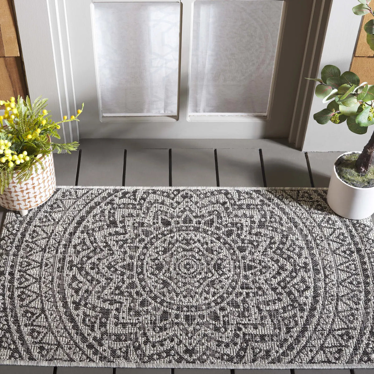 Safavieh Courtyard 2'-0" x 3'-7" Rug in Light Grey / Black