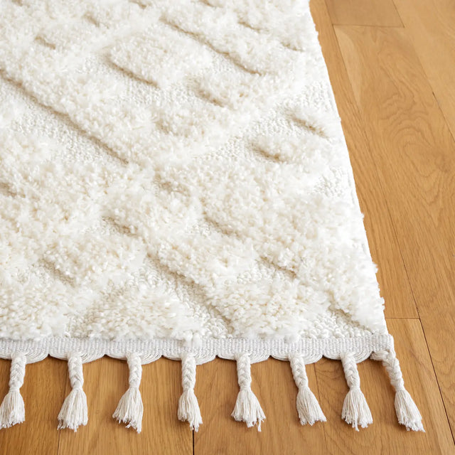 Safavieh Moroccan Tassel Shag 4'-0" x 6'-0" Rug in Ivory