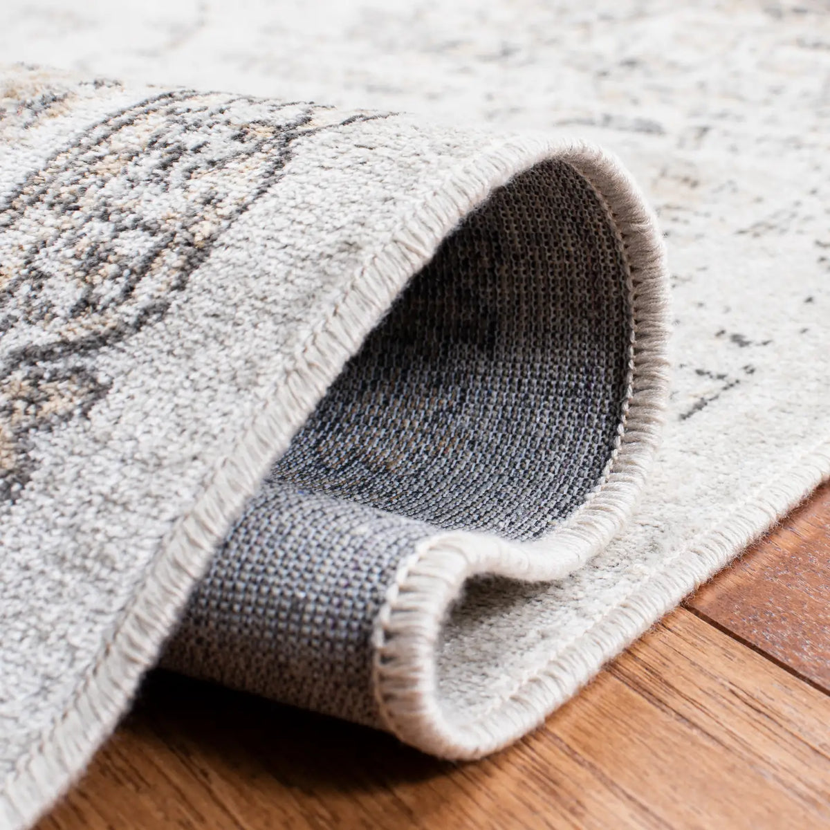 Safavieh Atlas 5'-3" x 7'-7" Rug in Beige / Grey