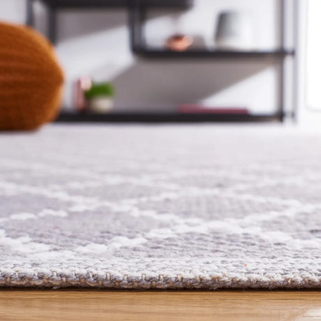 Safavieh Montauk 4'-0" x 6'-0" Rug in Light Grey / Ivory