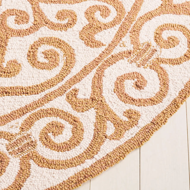 Safavieh Chelsea 4'-6" x 6'-6" Rug in Ivory / Gold