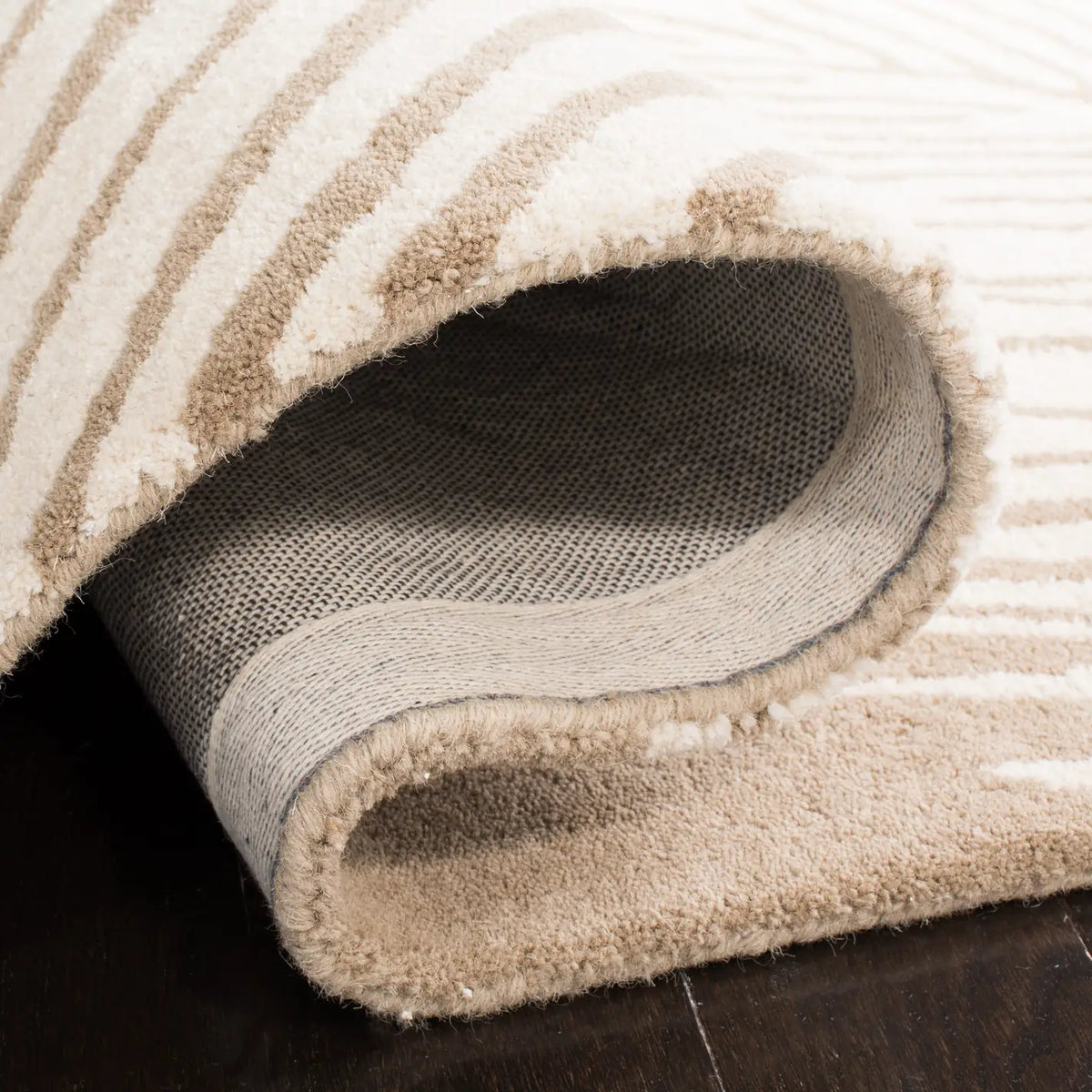 Safavieh Soho 2'-3" x 8'-0" Rug in Beige / Ivory