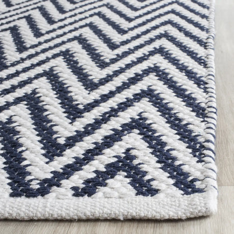Safavieh Montauk 2'-3" x 7'-0" Rug in Navy / Ivory