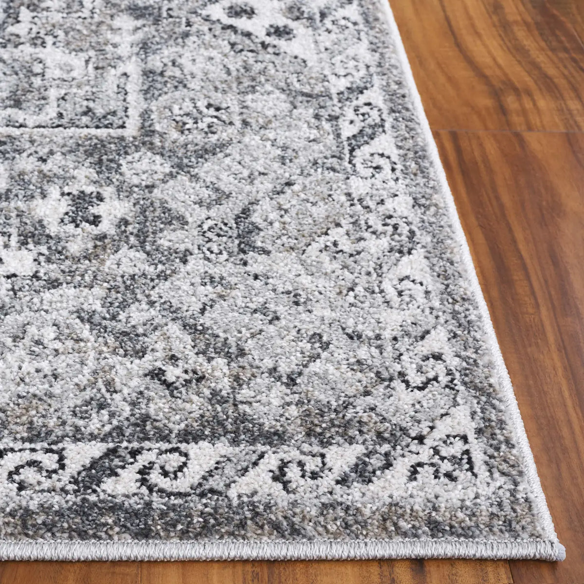 Safavieh Vintage Tabriz 4'-0" x 6'-0" Rug in Grey / Beige