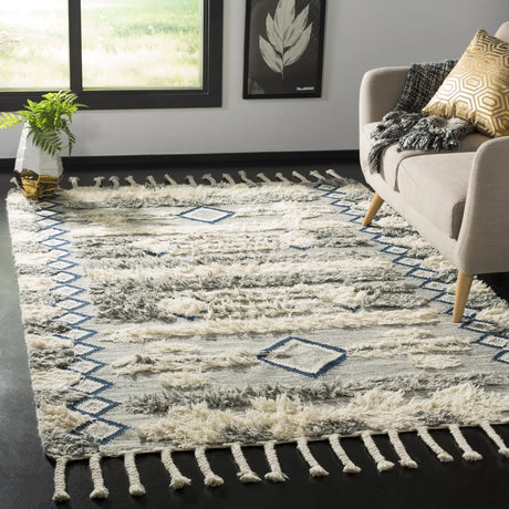 Safavieh Kenya 4'-0" x 6'-0" Rug in Grey / Ivory