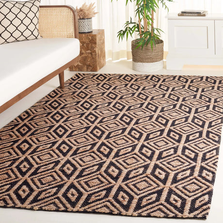 Safavieh Natural Fiber 4'-0" x 6'-0" Rug in Natural / Black