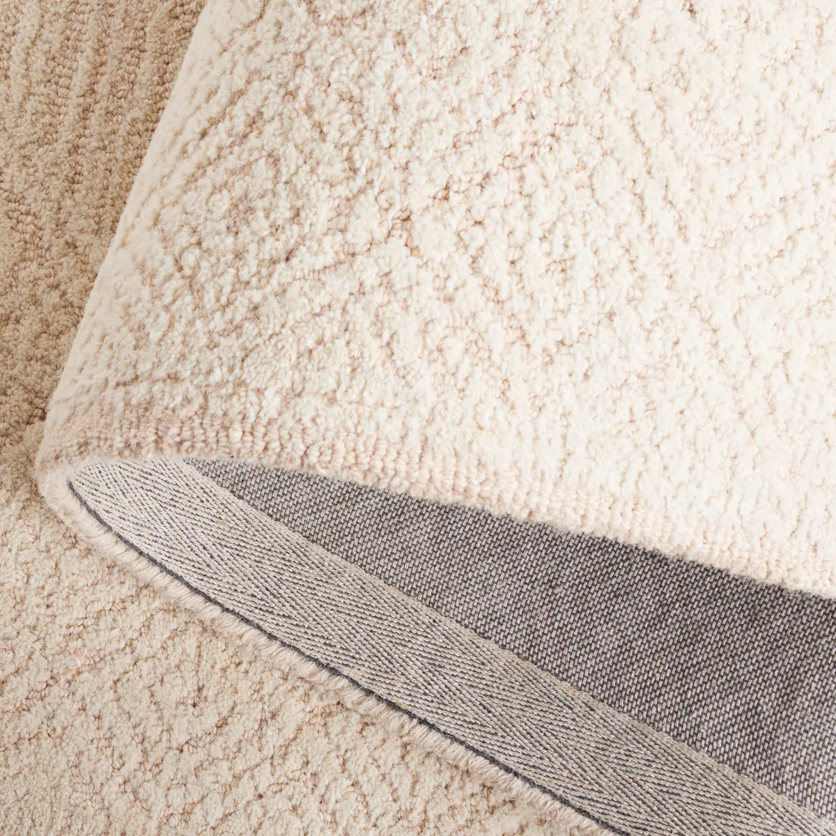 Safavieh Textural 4'-0" x 6'-0" Rug in Beige / Blush