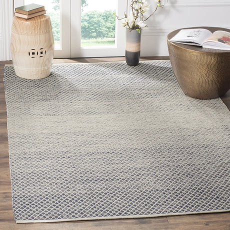 Safavieh Montauk 4'-0" x 6'-0" Rug in Navy / Ivory