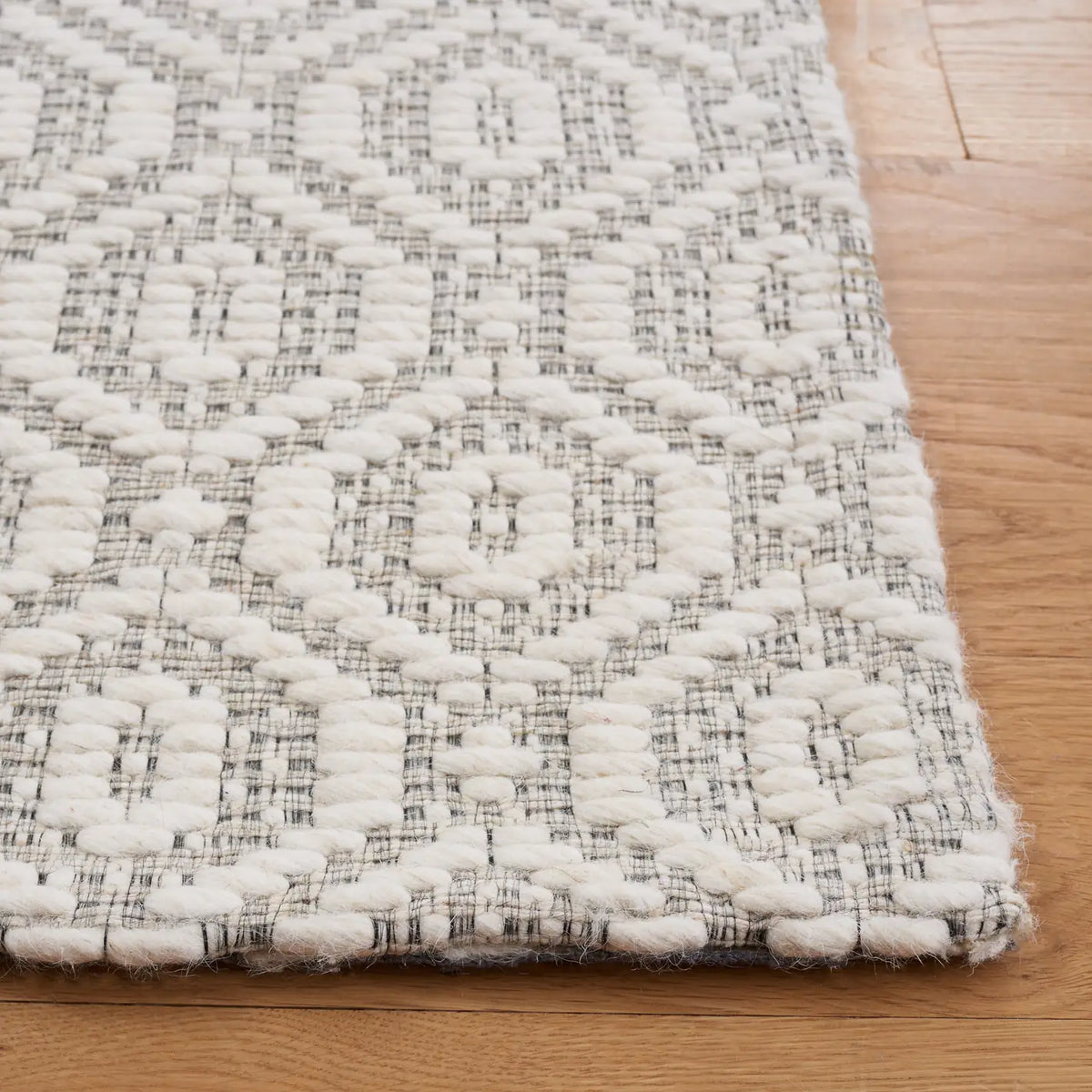 Safavieh Marbella 4'-0" x 6'-0" Rug in Ivory / Beige