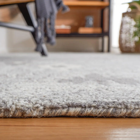 Safavieh Ikat 4'-0" x 6'-0" Rug in Grey / Ivory
