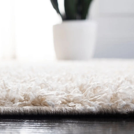 Safavieh Venus Shag 500 4'-0" x 6'-0" Rug in Ivory