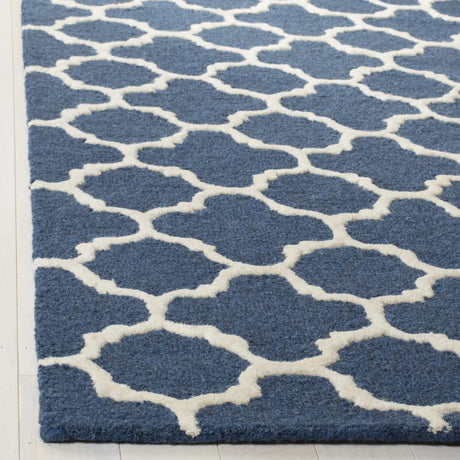Safavieh Cambridge 4'-0" x 6'-0" Rug in Navy / Ivory