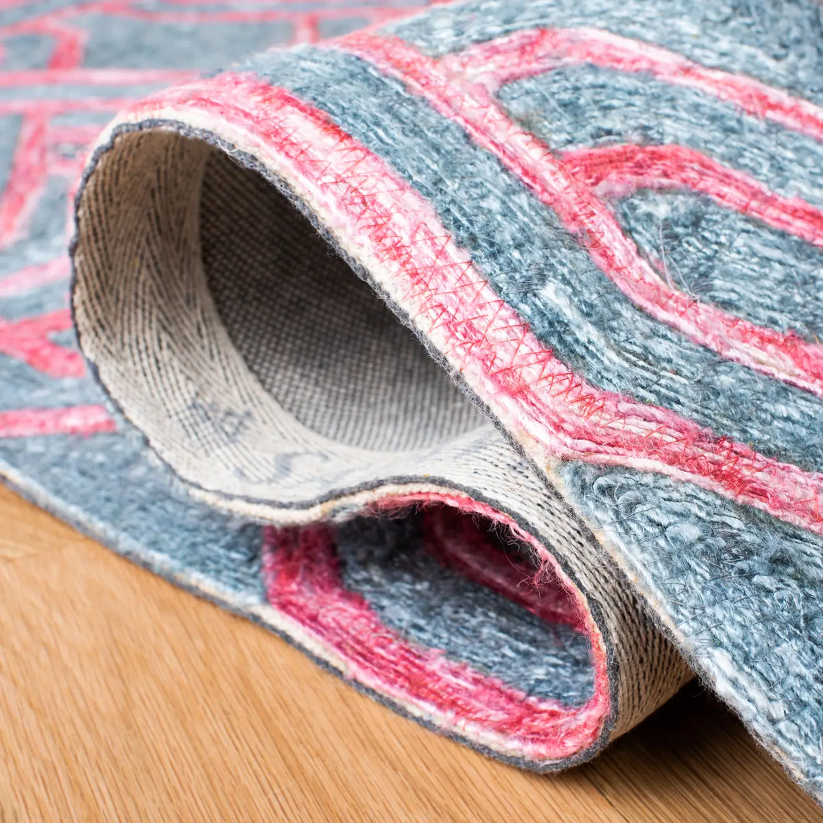 Safavieh Sahara 4'-0" x 6'-0" Rug in Pink / Grey