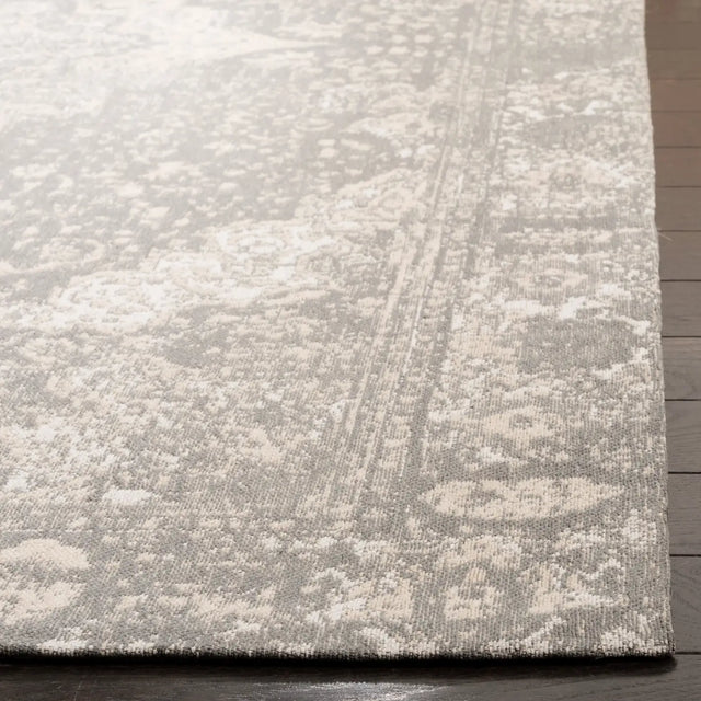 Safavieh Classic Vintage 5'-0" x 8'-0" Rug in Silver