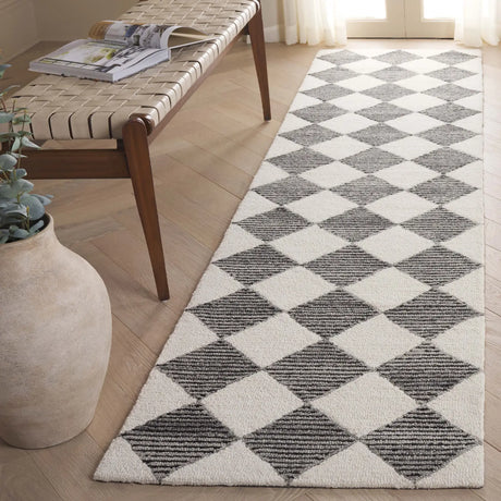 Safavieh Ebony 2'-3" x 9'-0" Rug in Black / Ivory
