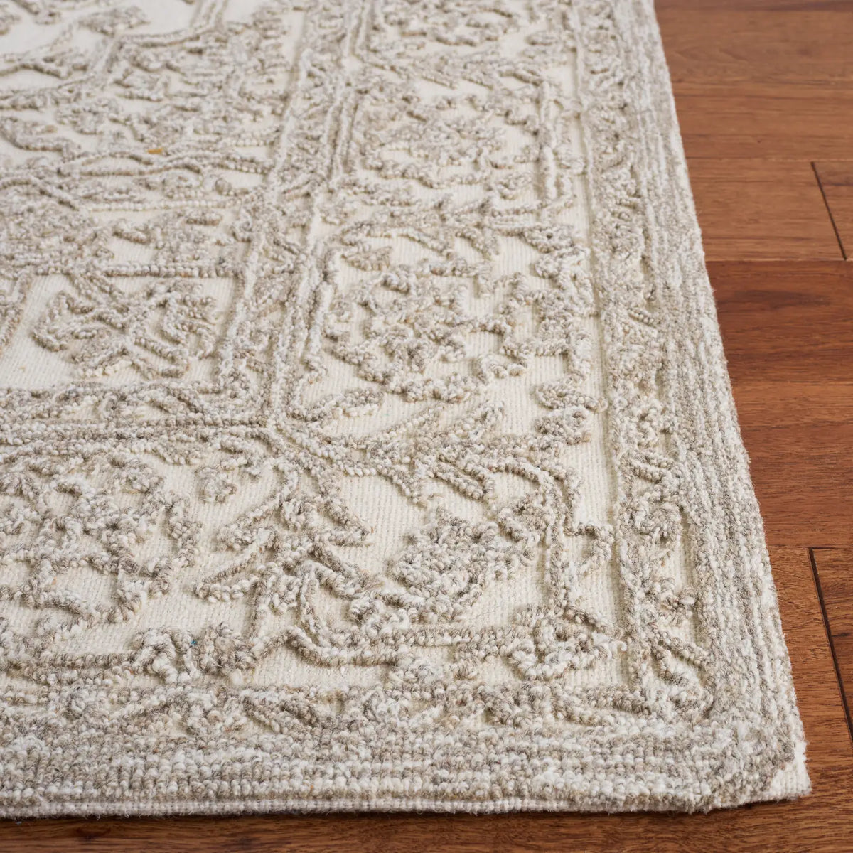 Safavieh Trace 4'-0" x 6'-0" Rug in Ivory / Natural