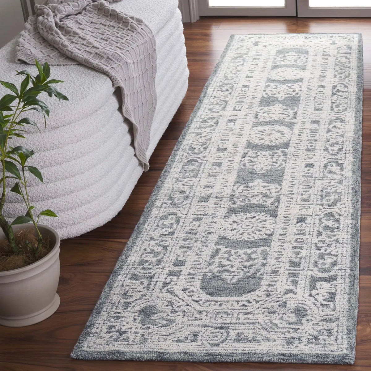 Safavieh Ebony 2'-3" x 9'-0" Rug in Ivory / Dark Grey