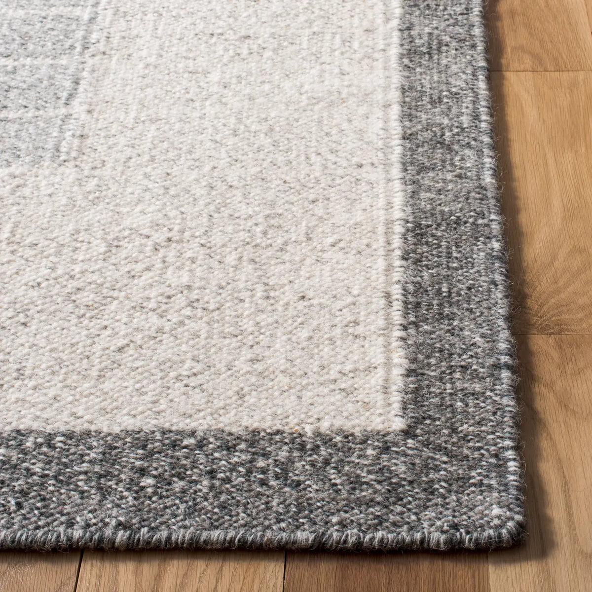 Safavieh Kilim 4'-0" x 6'-0" Rug in Ivory / Grey