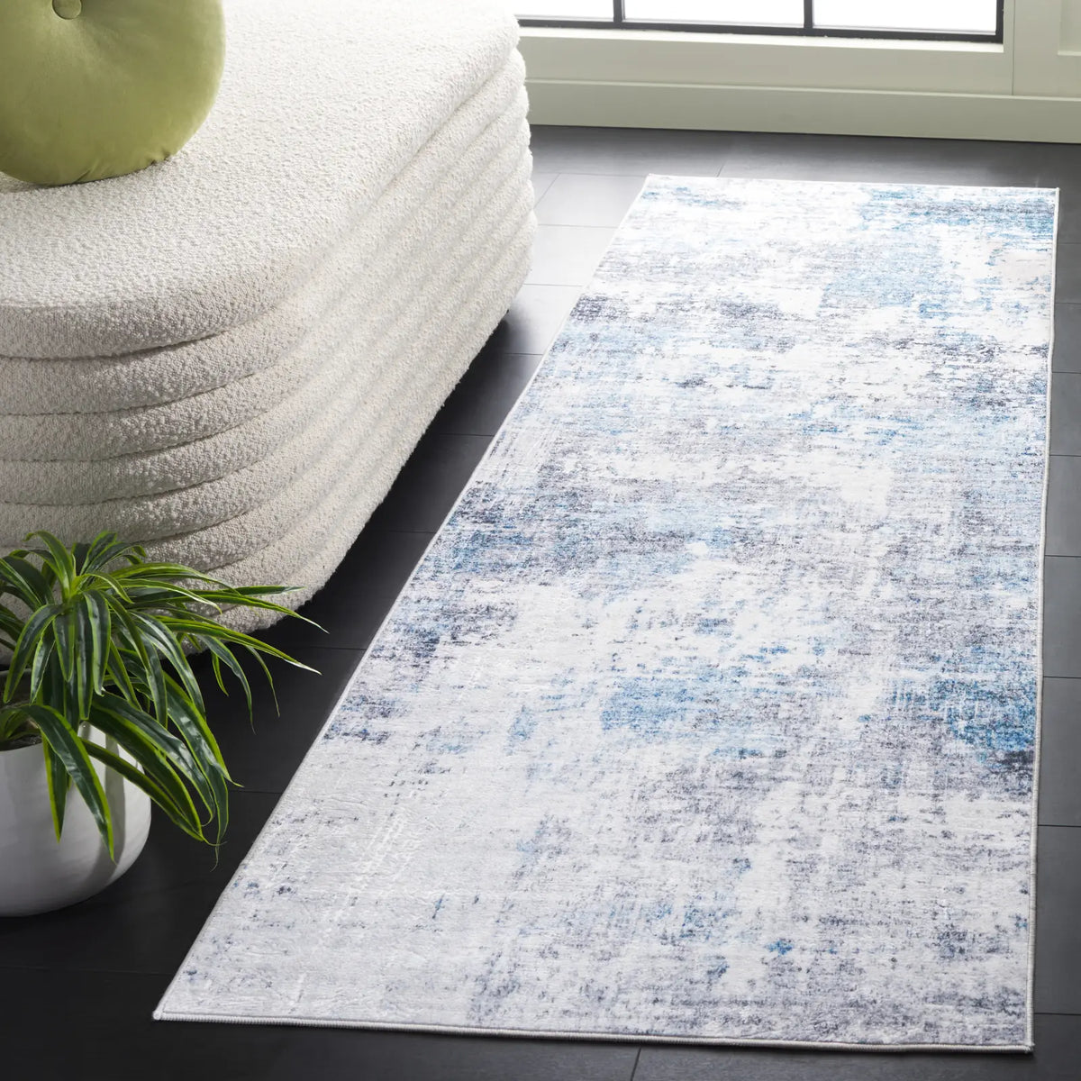 Safavieh Santa Monica 2'-6" x 8'-0" Rug in Ivory / Blue
