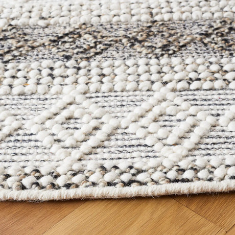 Safavieh Natura 6'-0" x 6'-0" Rug in Ivory / Black