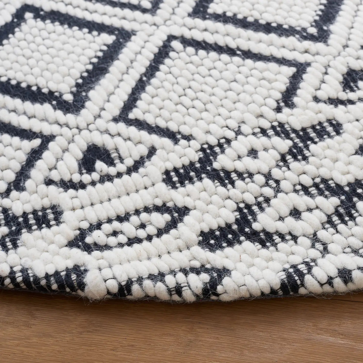 Safavieh Vermont 6'-0" x 6'-0" Rug in Ivory / Black