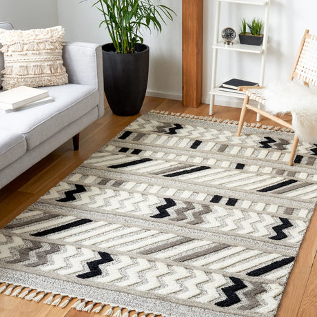 Safavieh Casablanca 4'-0" x 6'-0" Rug in Ivory / Black